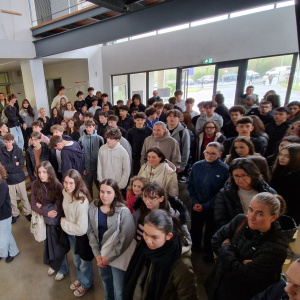 Elèves et parents réunis dans le hall pour écouter Madame Lozachmeur